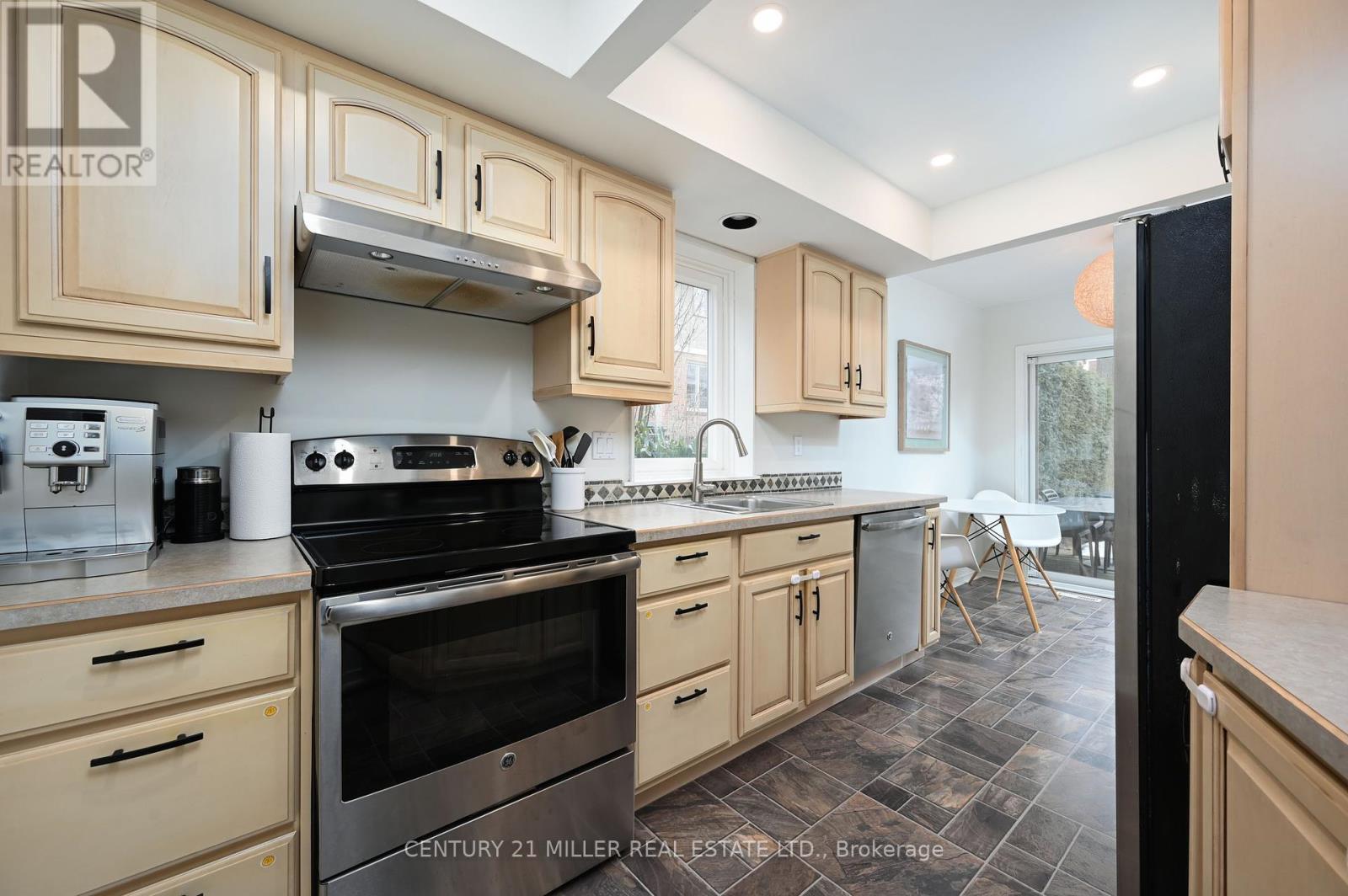 30 Nelson Street, Oakville (Br Bronte), Ontario  L6L 3H6 - Photo 8 - W12377688
