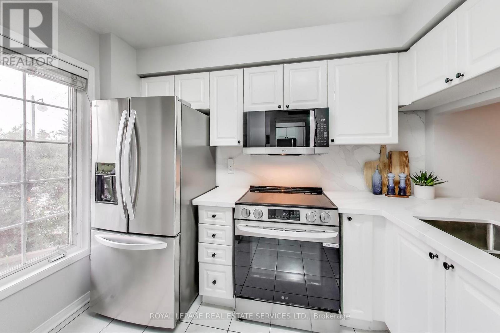 10 - 210 Manitoba Street, Toronto (Mimico), Ontario  M8Y 4G7 - Photo 9 - W12377700
