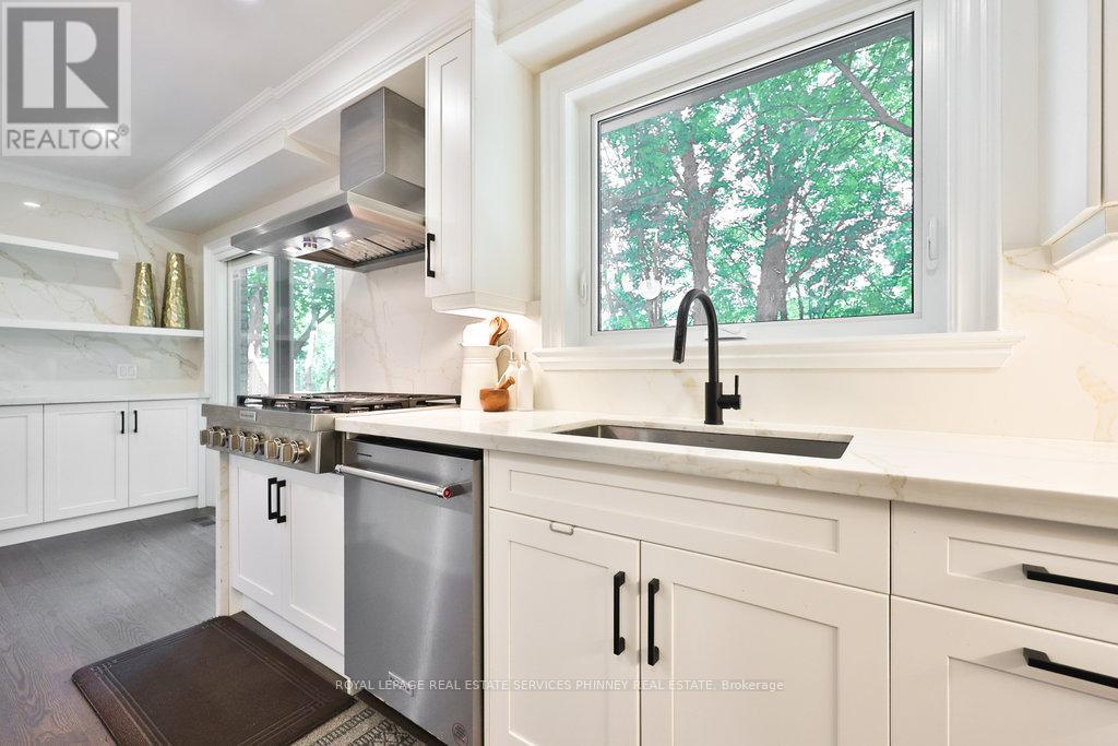 1033 Wenleigh Court, Mississauga, Ontario  L5H 1M7 - Photo 11 - W12377774