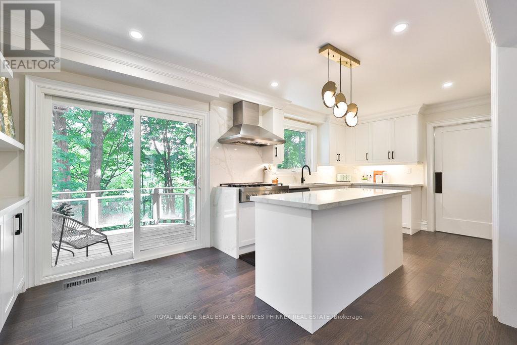 1033 Wenleigh Court, Mississauga, Ontario  L5H 1M7 - Photo 12 - W12377774