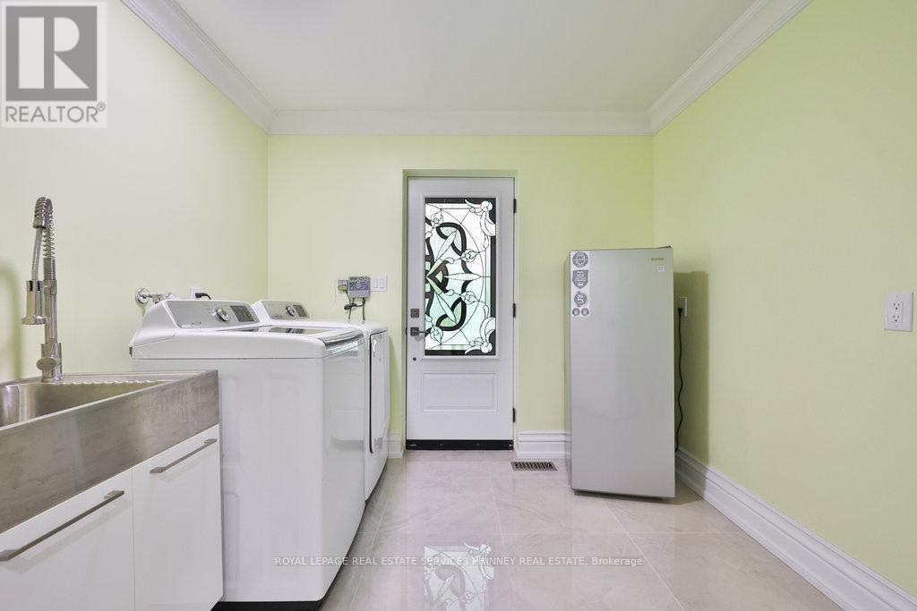 1033 Wenleigh Court, Mississauga, Ontario  L5H 1M7 - Photo 43 - W12377774