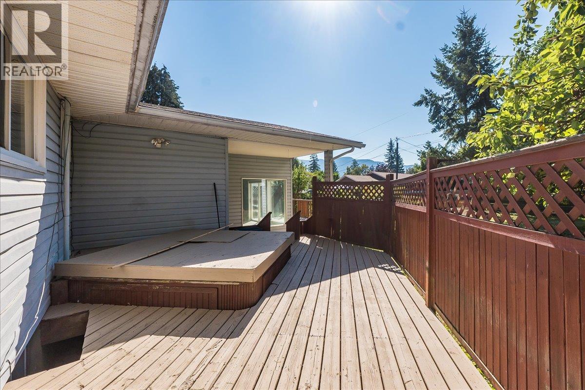 708 10th Street, Castlegar, British Columbia  V1N 2H8 - Photo 33 - 10360507
