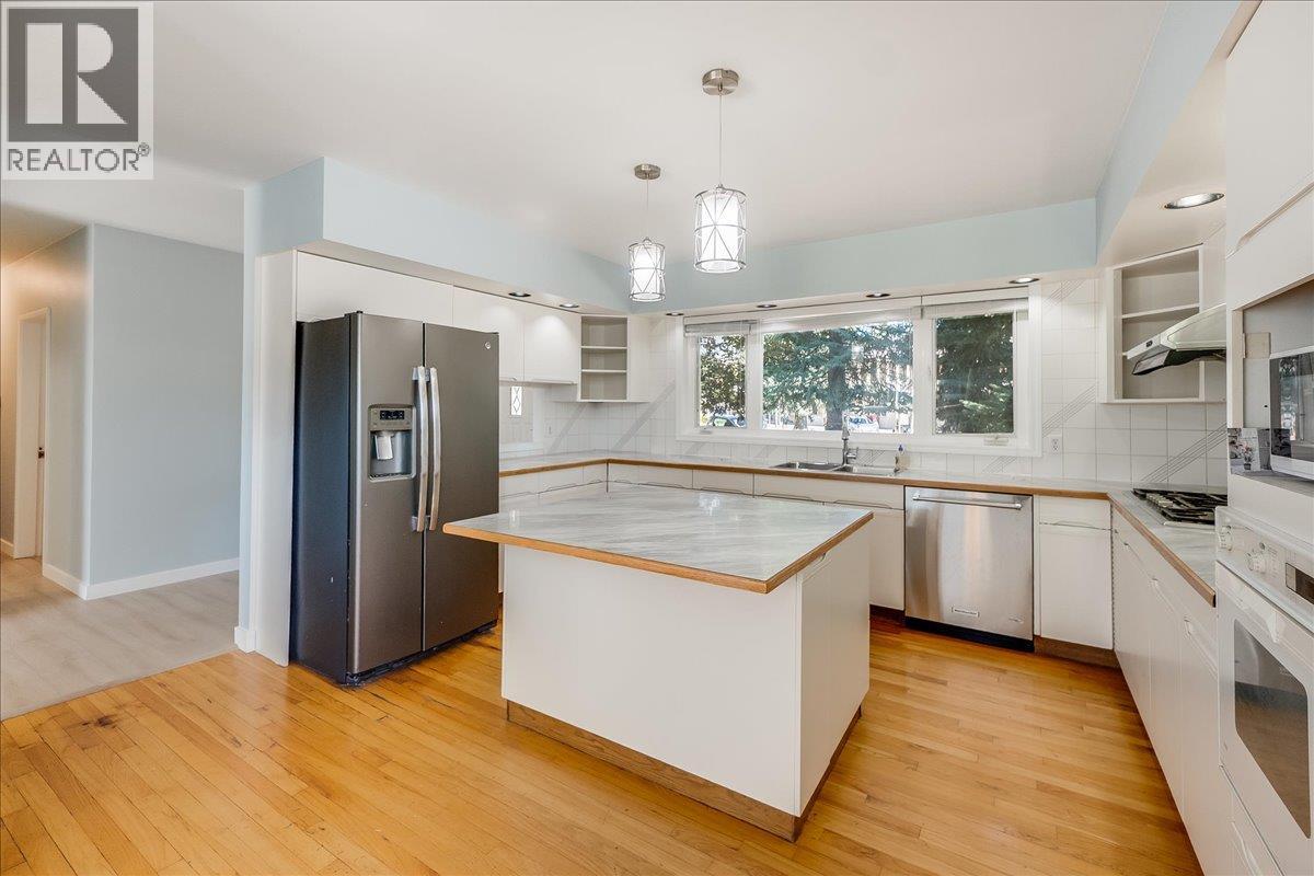 708 10th Street, Castlegar, British Columbia  V1N 2H8 - Photo 4 - 10360507