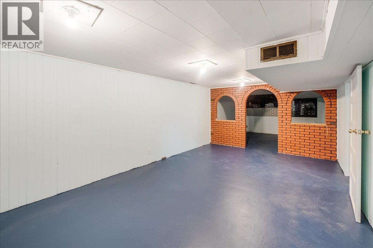 708 10th Street, Castlegar, British Columbia  V1N 2H8 - Photo 23 - 10360507