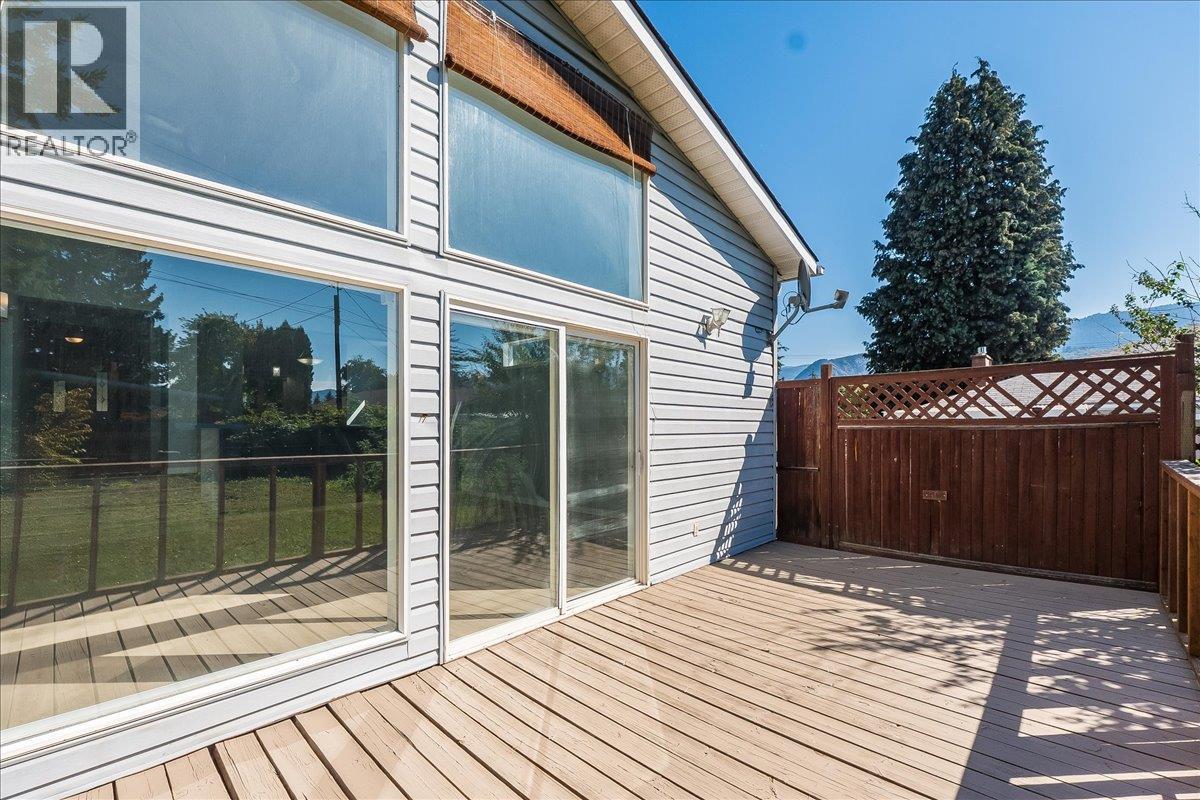 708 10th Street, Castlegar, British Columbia  V1N 2H8 - Photo 39 - 10360507
