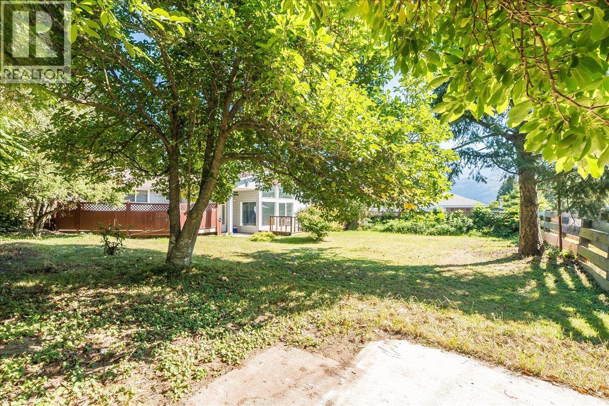 708 10th Street, Castlegar, British Columbia  V1N 2H8 - Photo 38 - 10360507