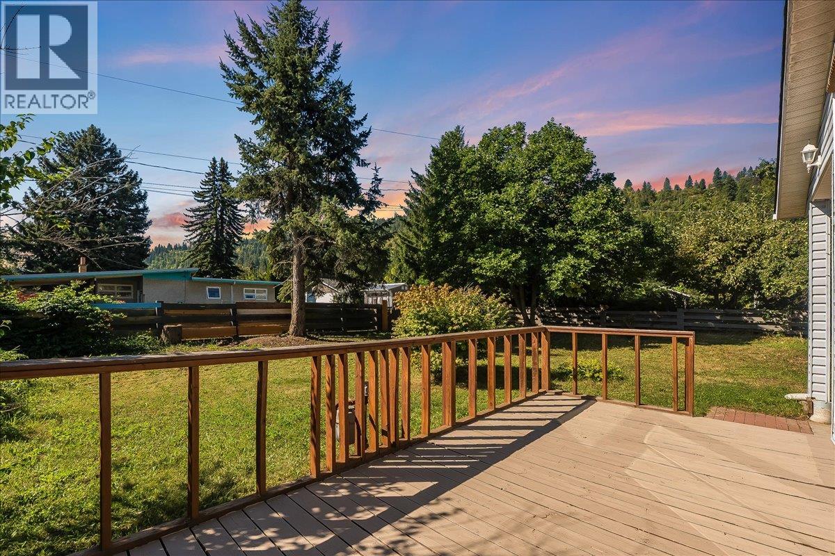 708 10th Street, Castlegar, British Columbia  V1N 2H8 - Photo 55 - 10360507