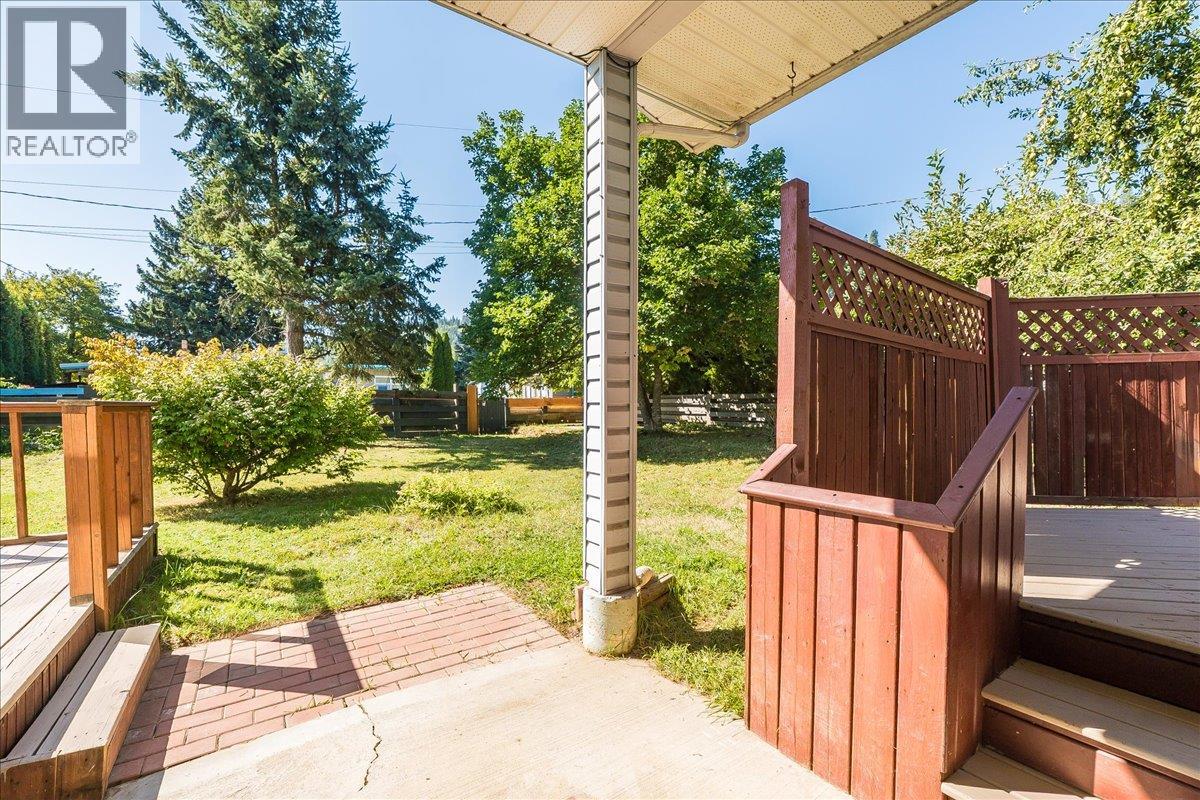 708 10th Street, Castlegar, British Columbia  V1N 2H8 - Photo 35 - 10360507