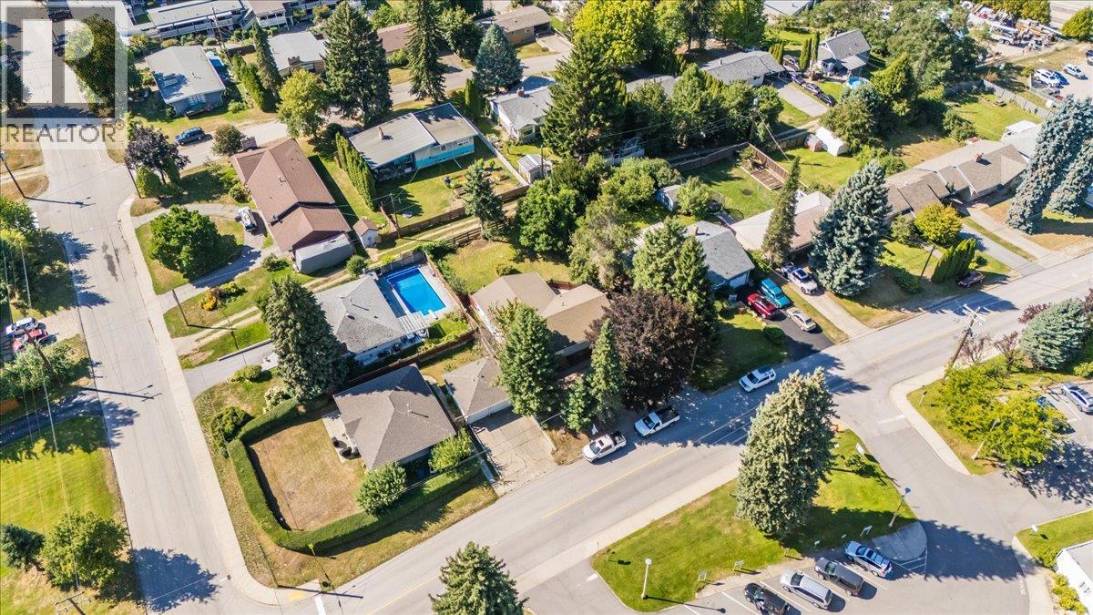 708 10th Street, Castlegar, British Columbia  V1N 2H8 - Photo 28 - 10360507