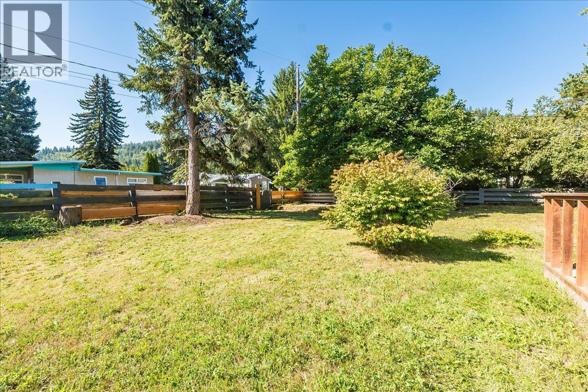 708 10th Street, Castlegar, British Columbia  V1N 2H8 - Photo 9 - 10360507