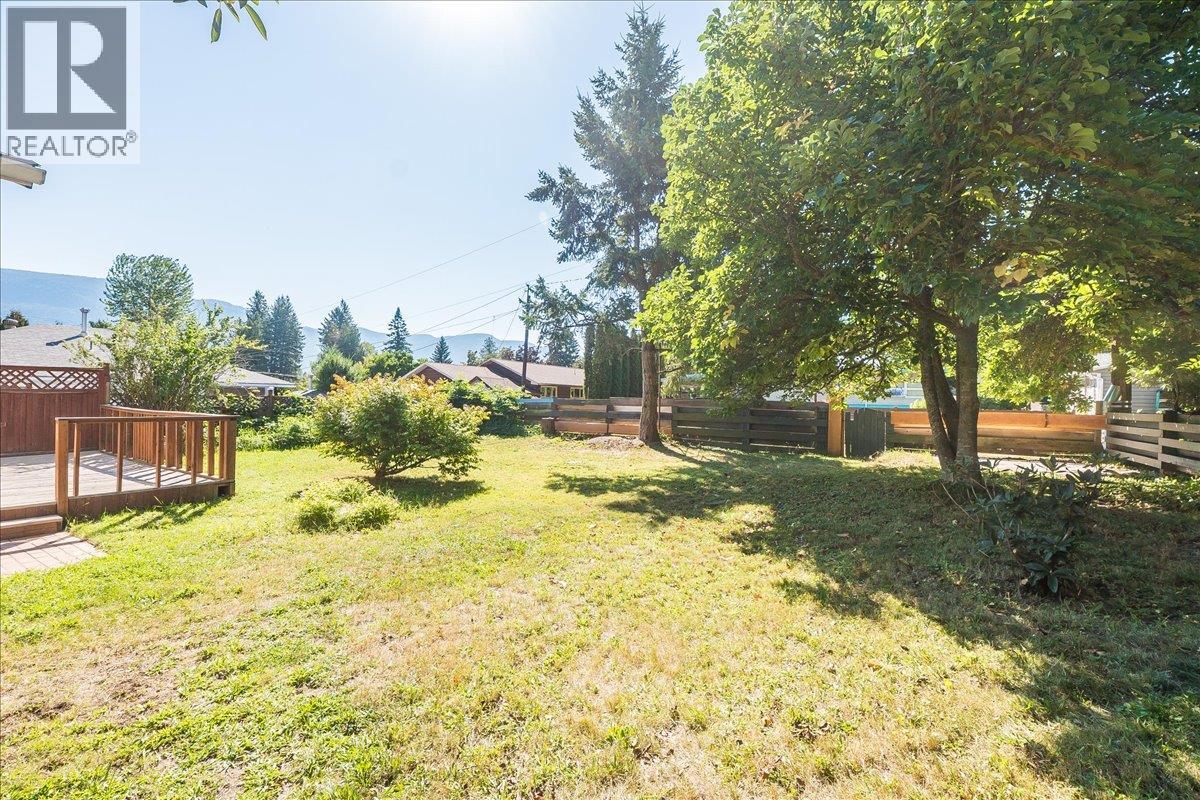 708 10th Street, Castlegar, British Columbia  V1N 2H8 - Photo 36 - 10360507