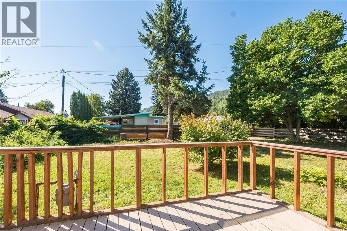708 10th Street, Castlegar, British Columbia  V1N 2H8 - Photo 43 - 10360507