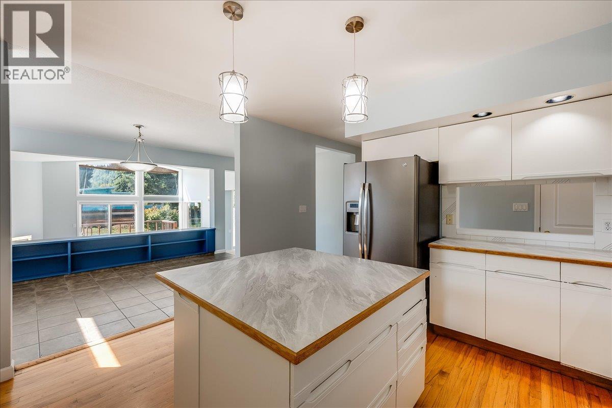 708 10th Street, Castlegar, British Columbia  V1N 2H8 - Photo 45 - 10360507