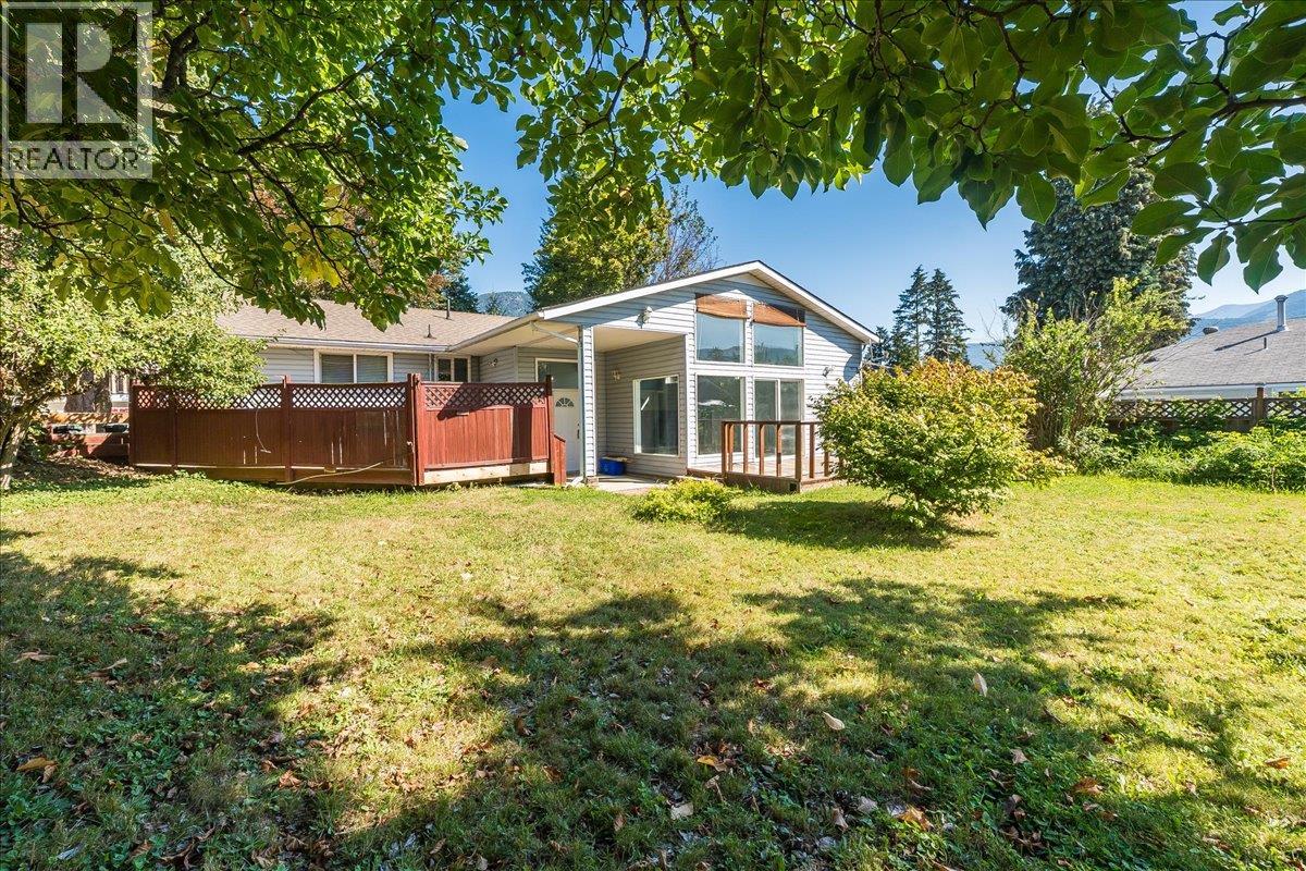 708 10th Street, Castlegar, British Columbia  V1N 2H8 - Photo 37 - 10360507
