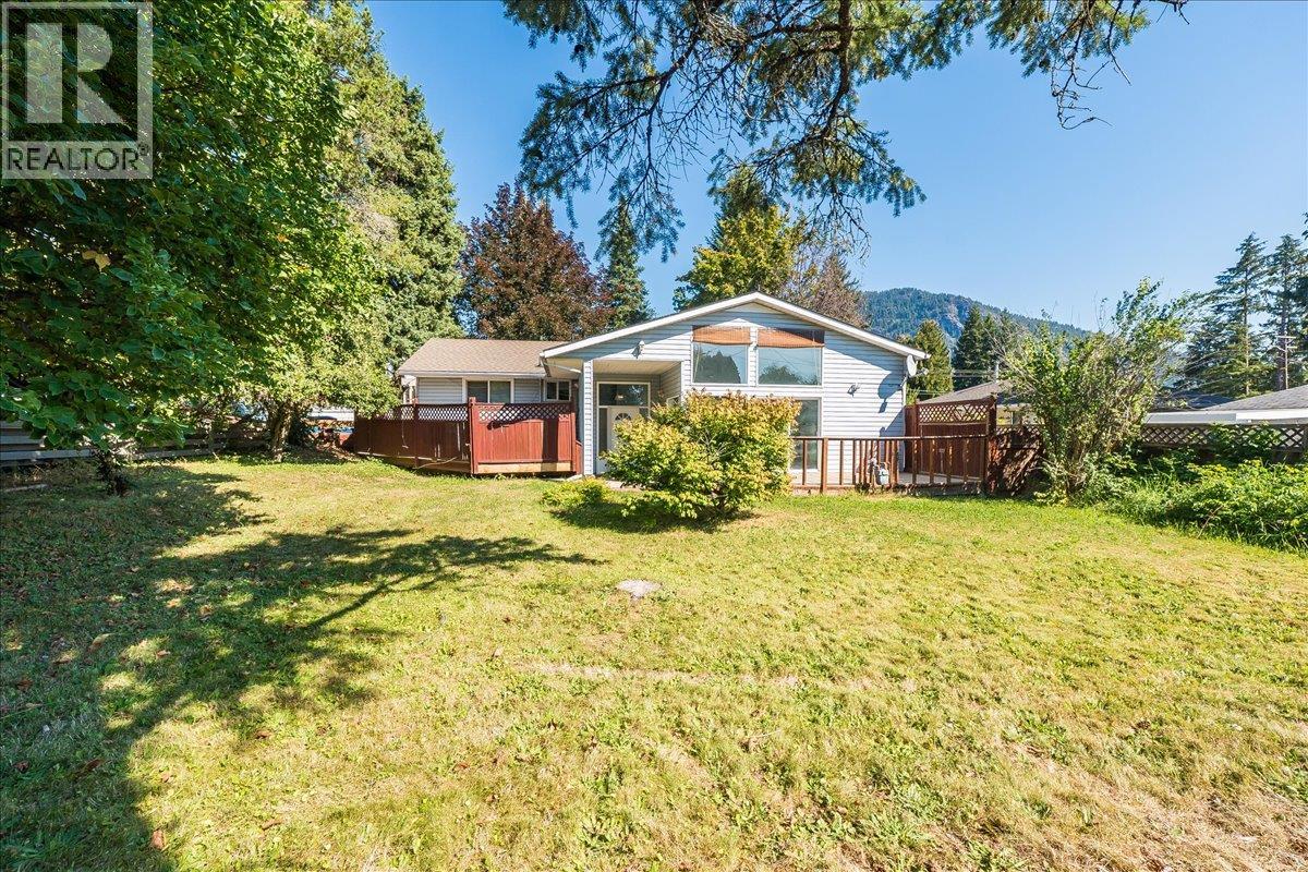 708 10th Street, Castlegar, British Columbia  V1N 2H8 - Photo 2 - 10360507