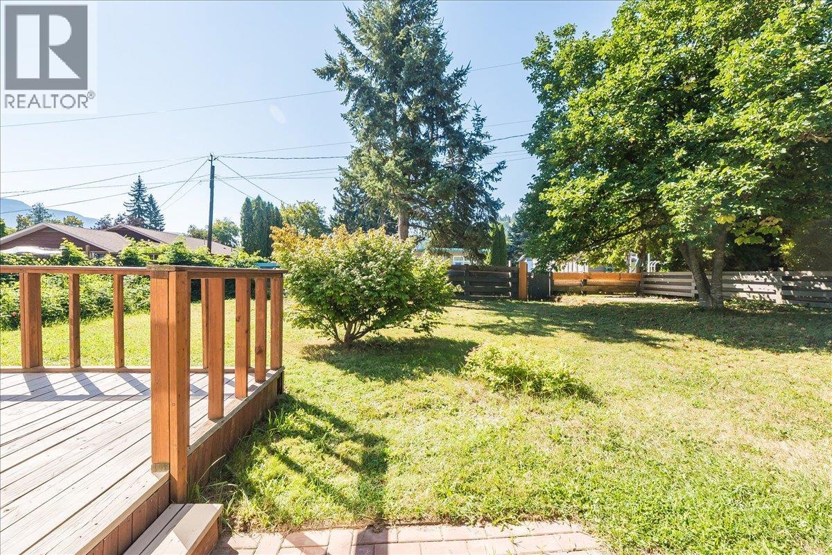 708 10th Street, Castlegar, British Columbia  V1N 2H8 - Photo 34 - 10360507
