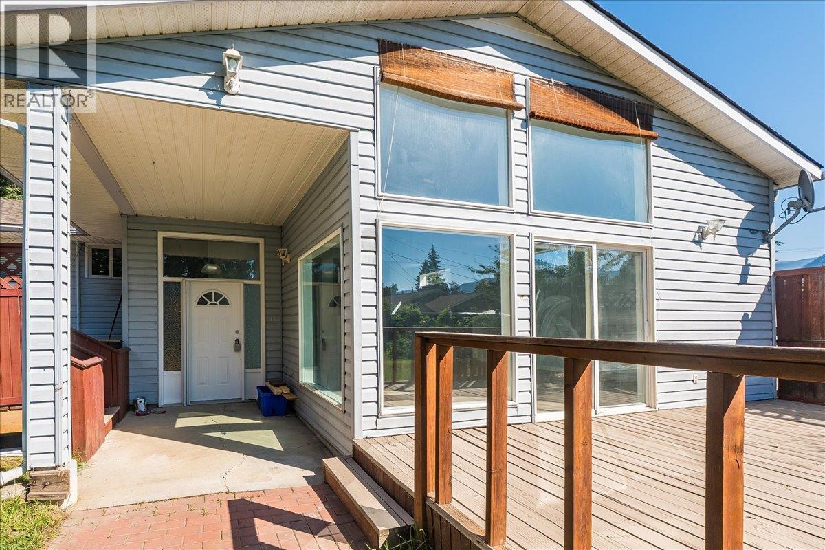 708 10th Street, Castlegar, British Columbia  V1N 2H8 - Photo 8 - 10360507