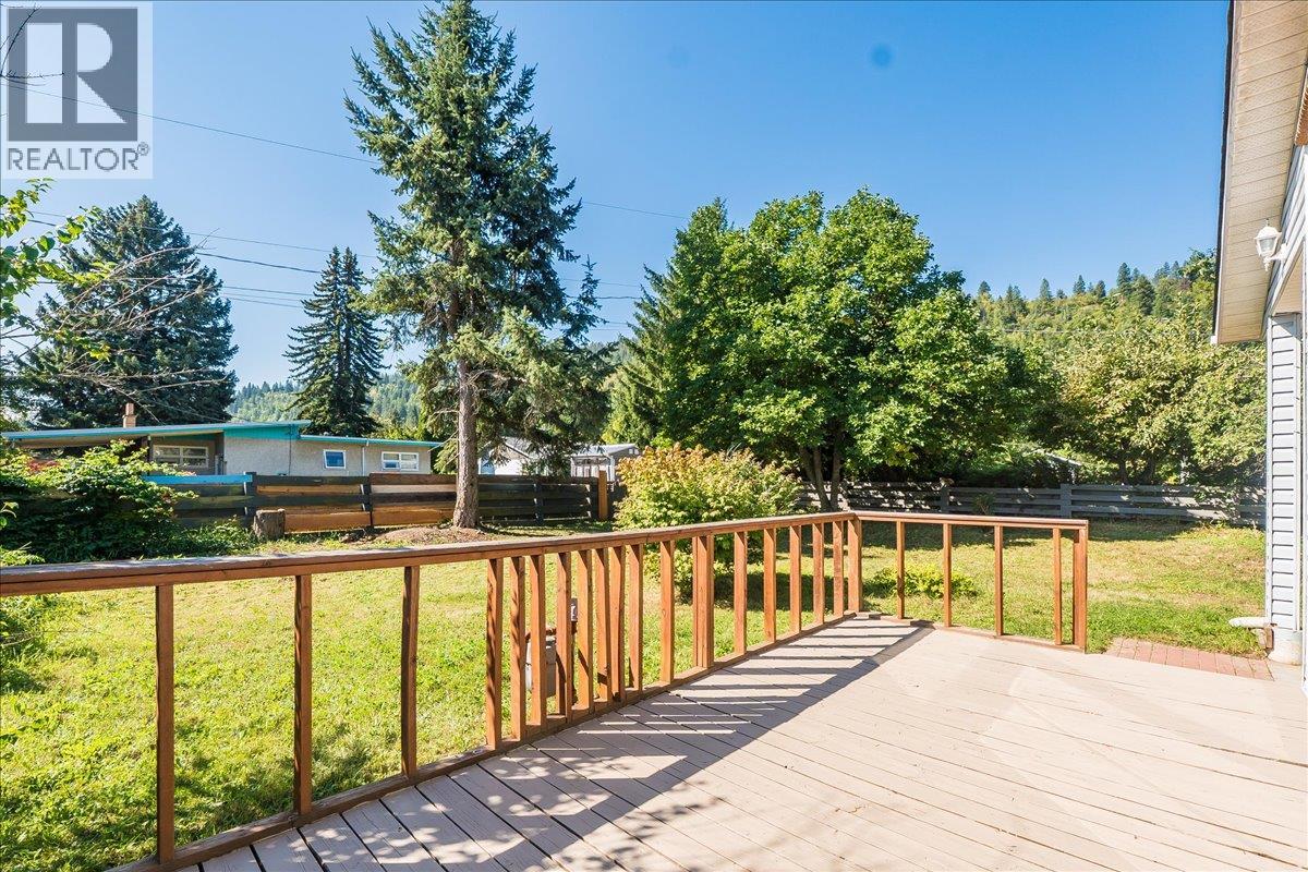 708 10th Street, Castlegar, British Columbia  V1N 2H8 - Photo 40 - 10360507