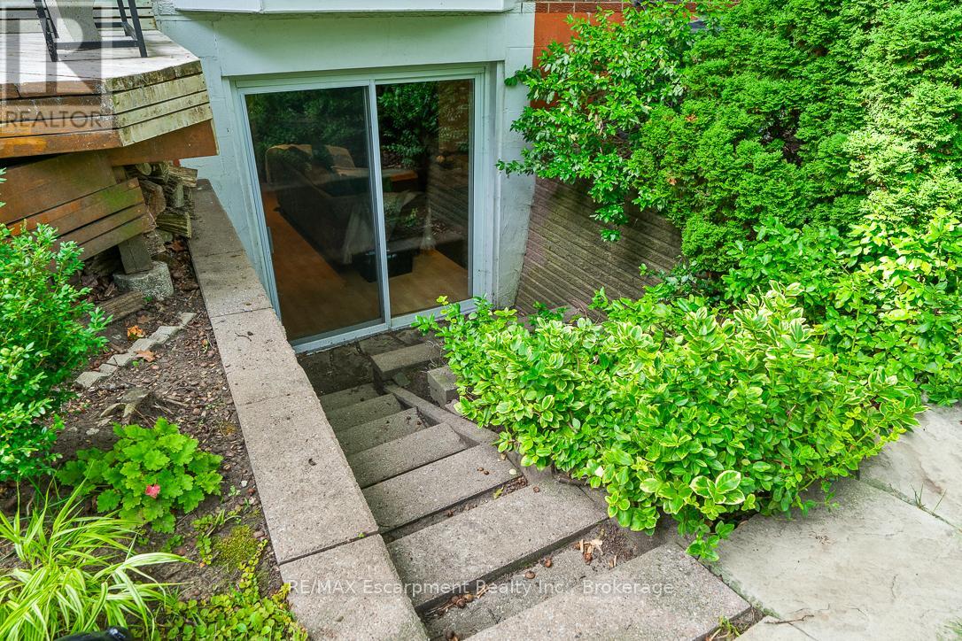 1373 Queen Victoria Avenue, Mississauga, Ontario  L5H 3H2 - Photo 42 - W12378143