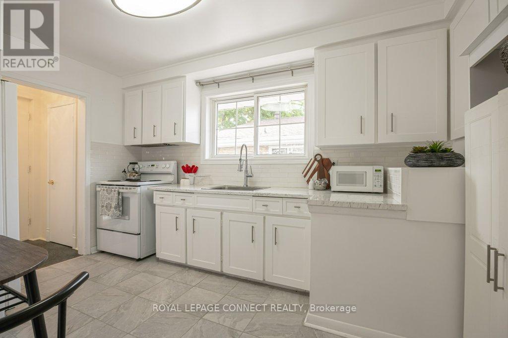 2 Ailsa Craig Court, Toronto (Westminster-Branson), Ontario  M2R 2B8 - Photo 12 - C12377951