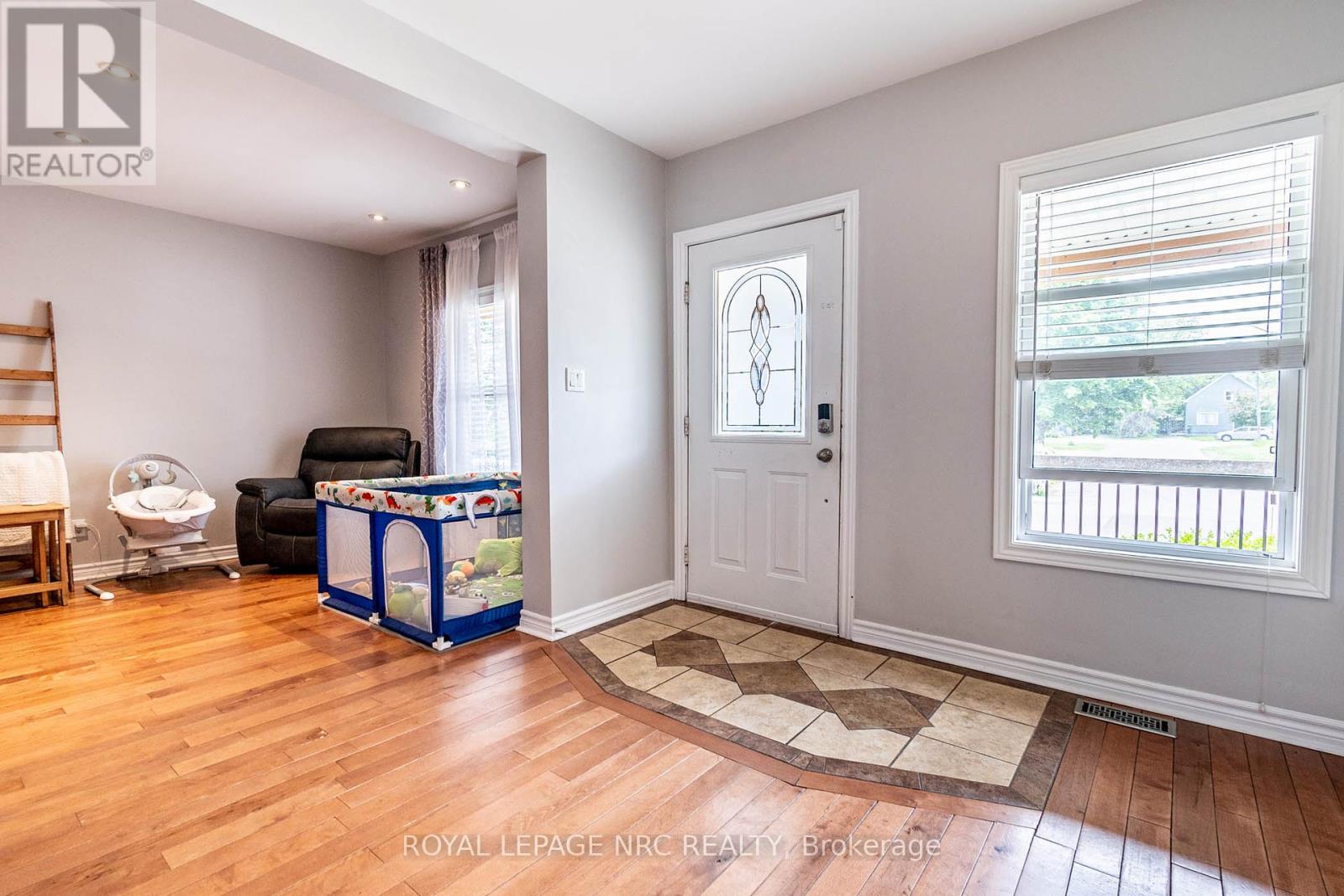 13 Violet Street, St. Catharines, Ontario  L2S 2X1 - Photo 6 - X12378146