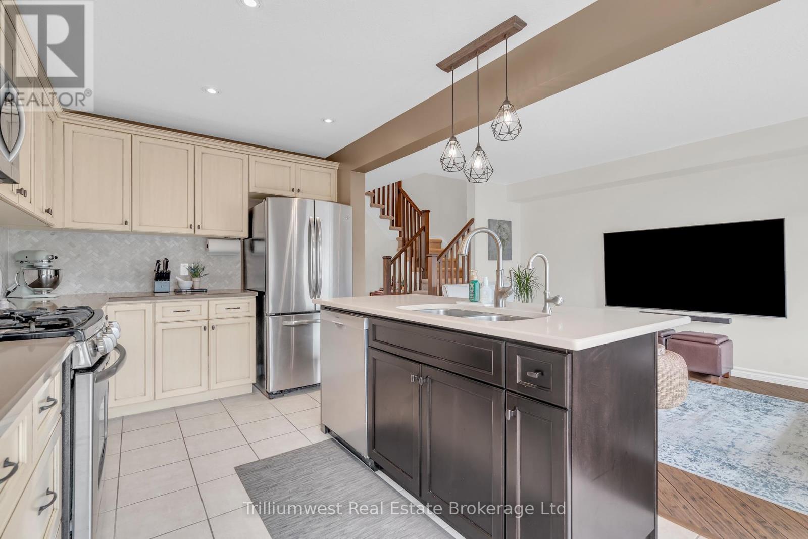 210 Couling Crescent, Guelph, Ontario  N1E 0L4 - Photo 13 - X12378089