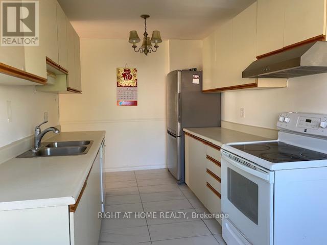 29 Jackman Drive, Brampton, Ontario  L6S 2L7 - Photo 2 - W12377929