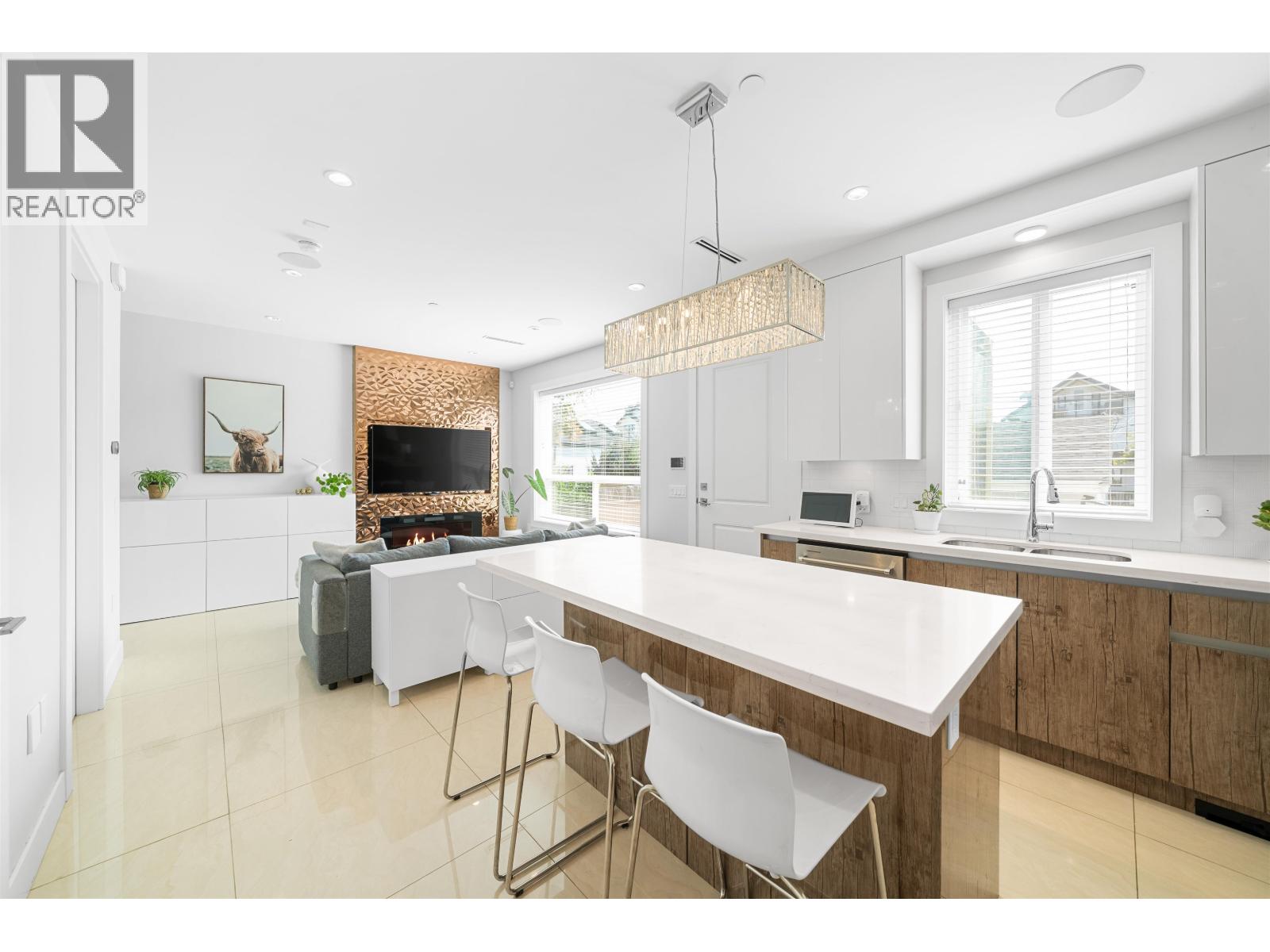 Property at 3448 PANDORA STREET image 3