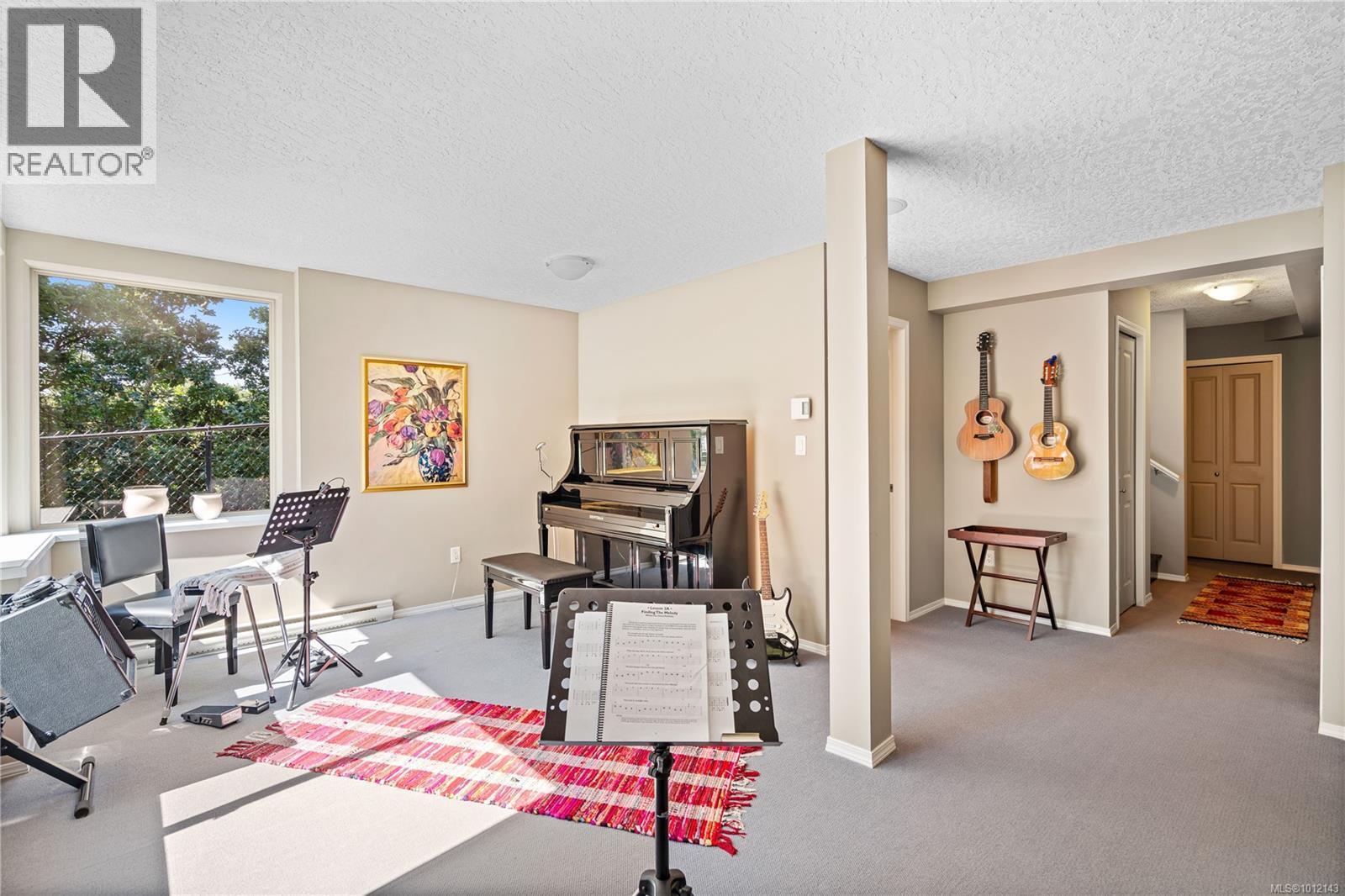 Property at 687 Kingsview Ridge image 4
