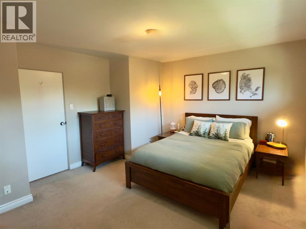Property at 552 Regal Park NE image 4