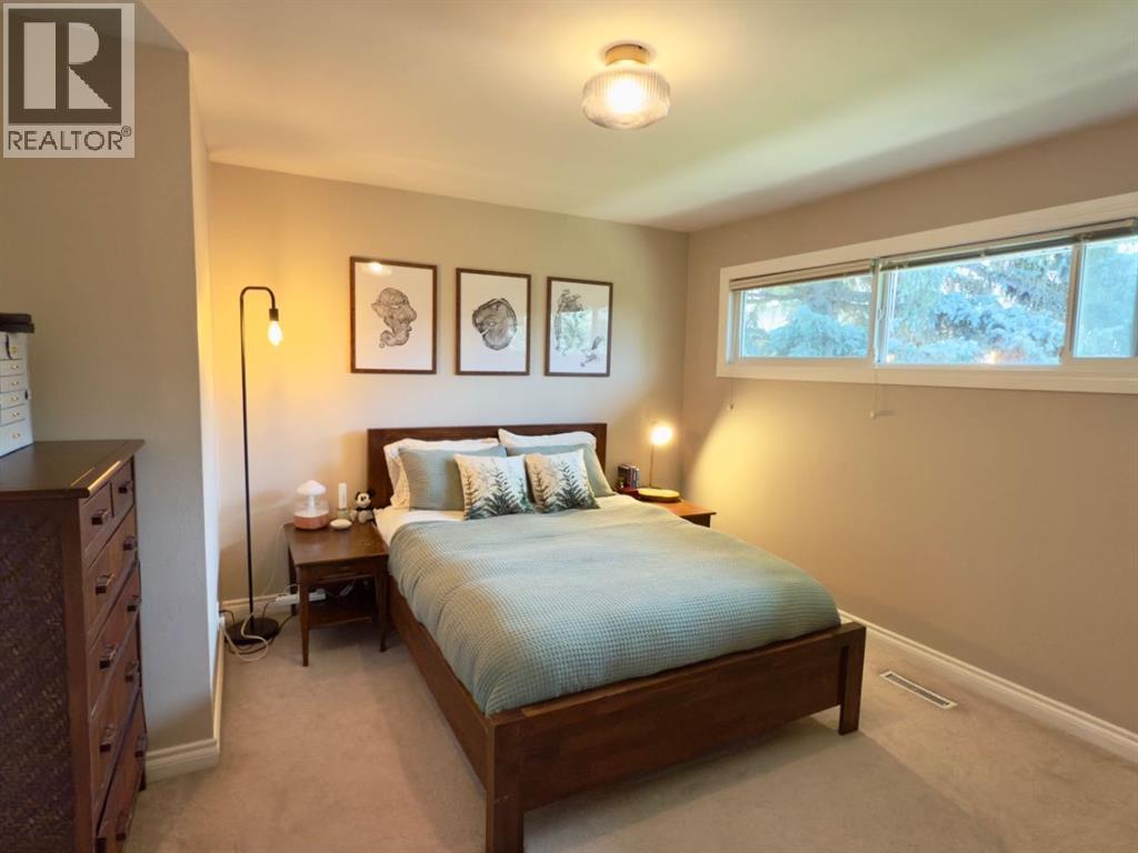 Property at 552 Regal Park NE image 3