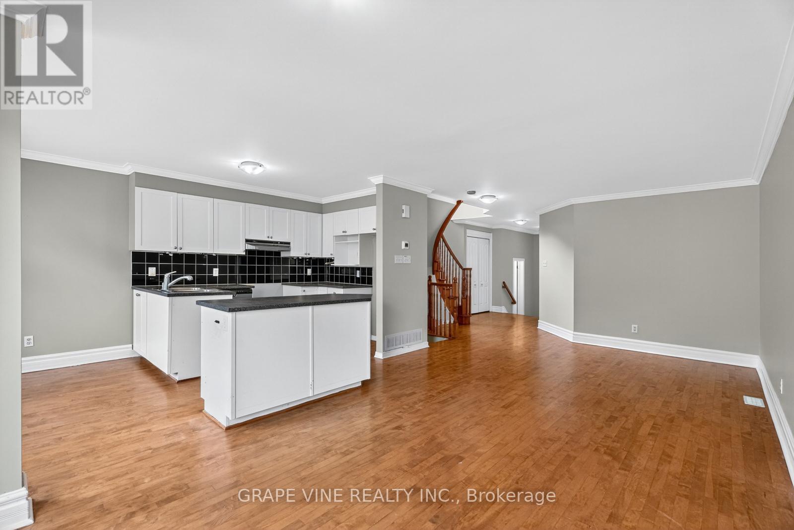 27 Flowertree Crescent, Ottawa, Ontario  K2M 2R8 - Photo 11 - X12378229