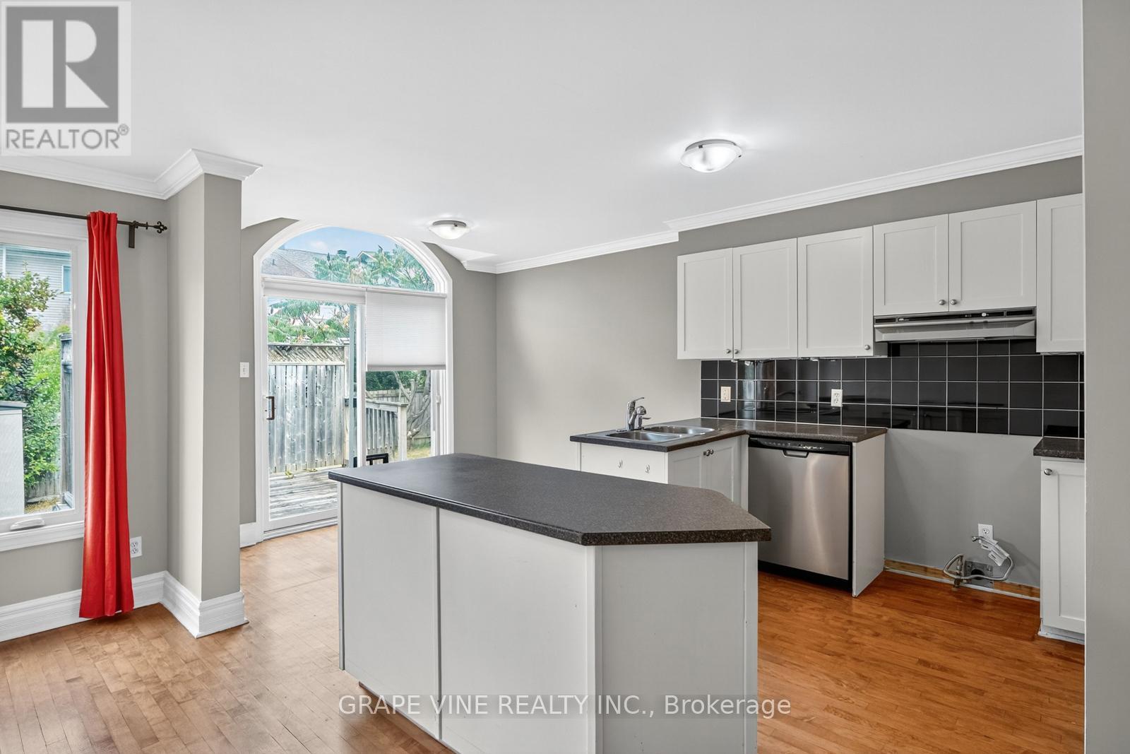 27 Flowertree Crescent, Ottawa, Ontario  K2M 2R8 - Photo 12 - X12378229