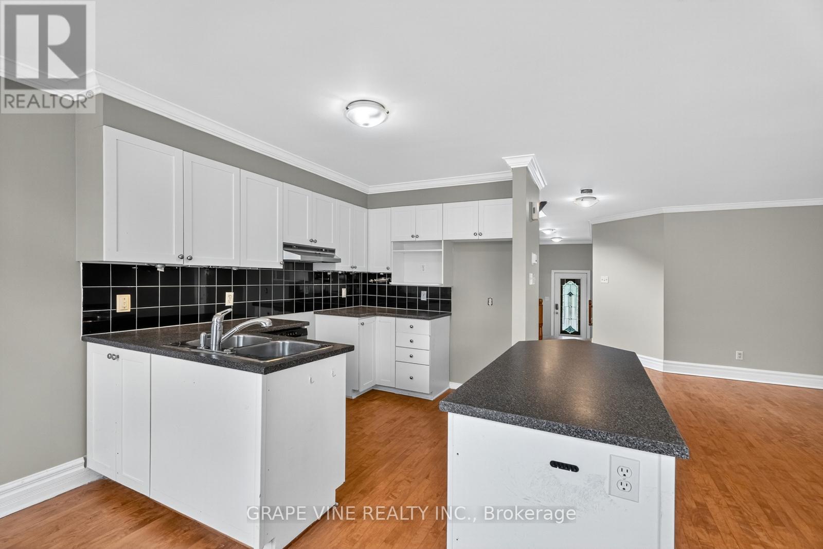 27 Flowertree Crescent, Ottawa, Ontario  K2M 2R8 - Photo 13 - X12378229