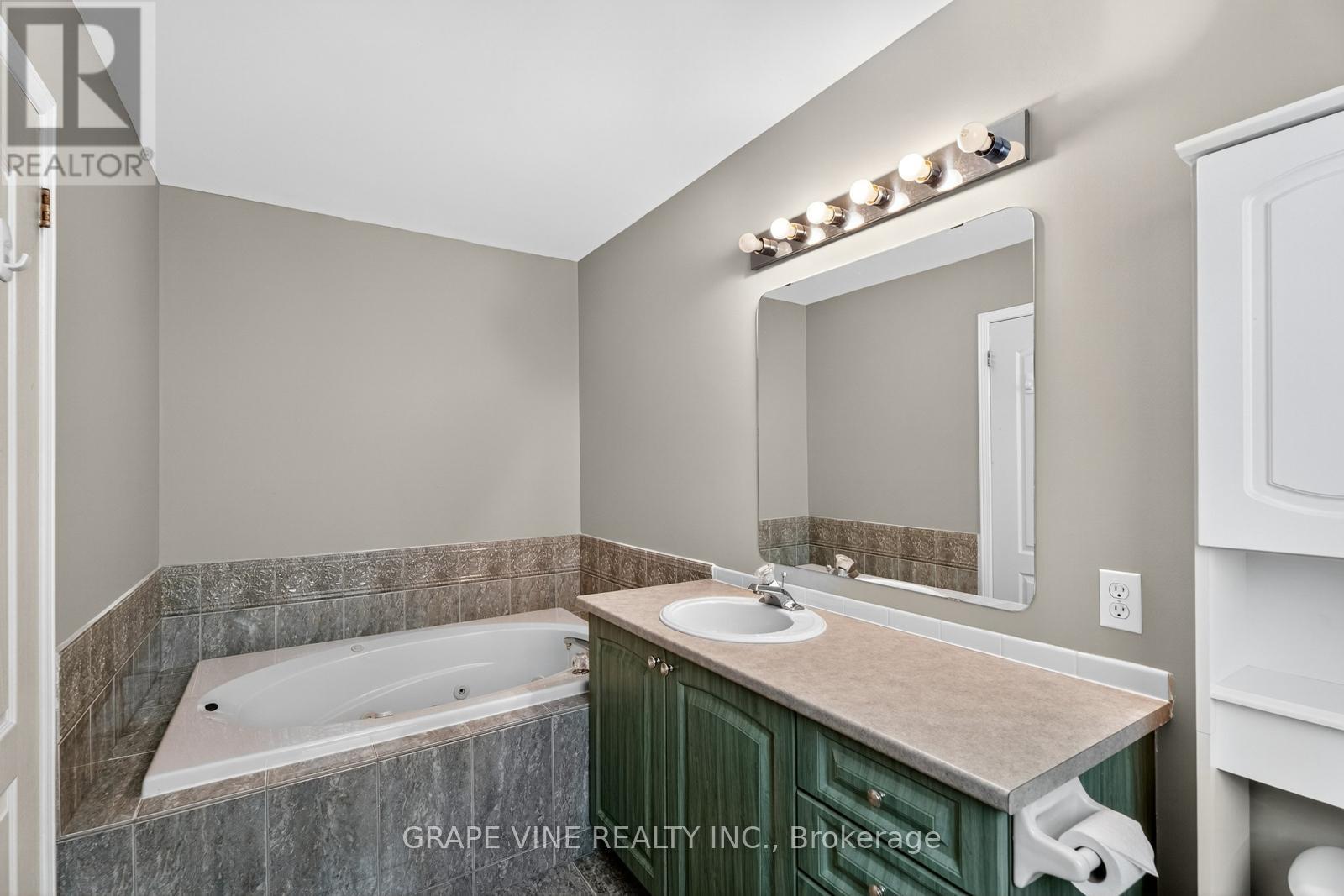 27 Flowertree Crescent, Ottawa, Ontario  K2M 2R8 - Photo 19 - X12378229