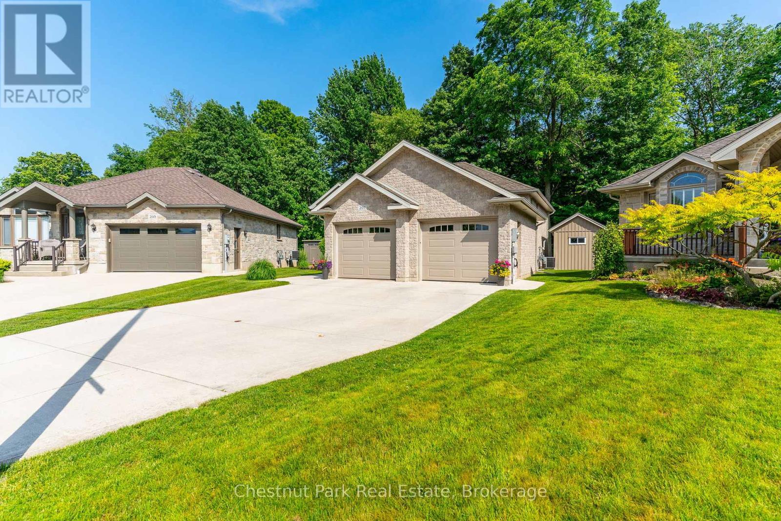 207 2nd Street W, Owen Sound, Ontario  N4K 0A6 - Photo 3 - X12278318