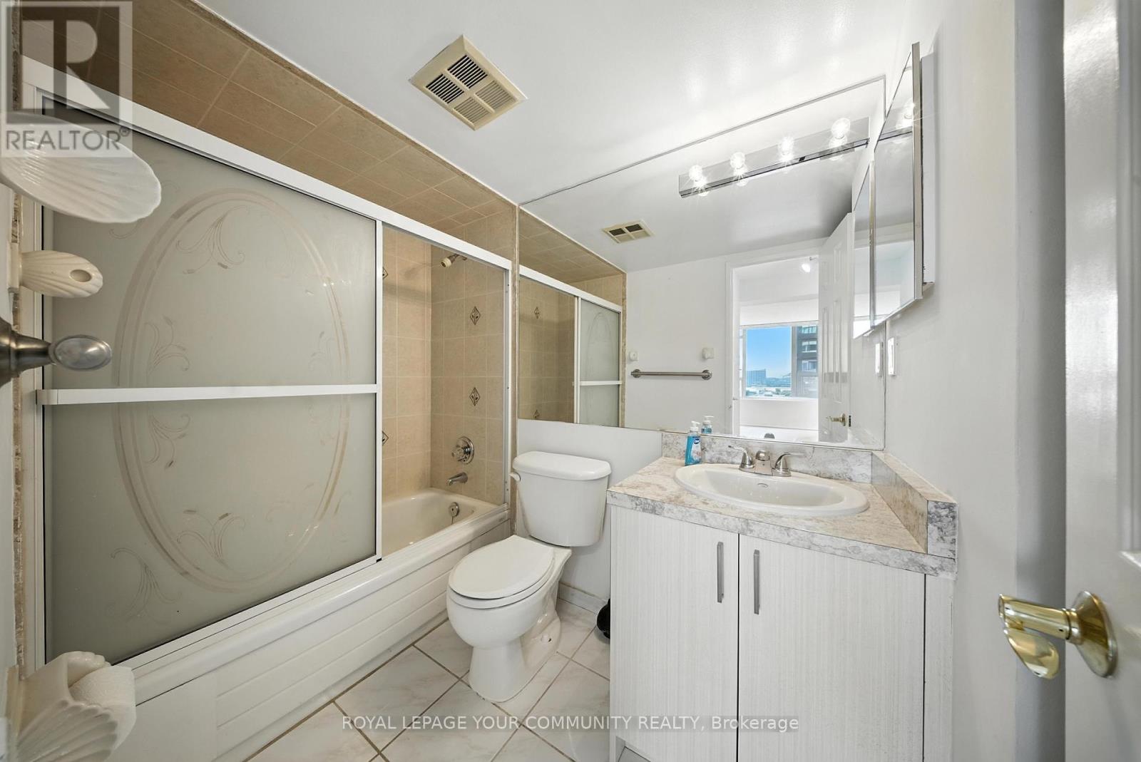 1404 - 330 Rathburn Road W, Mississauga, Ontario  L5B 3Y1 - Photo 19 - W12378012
