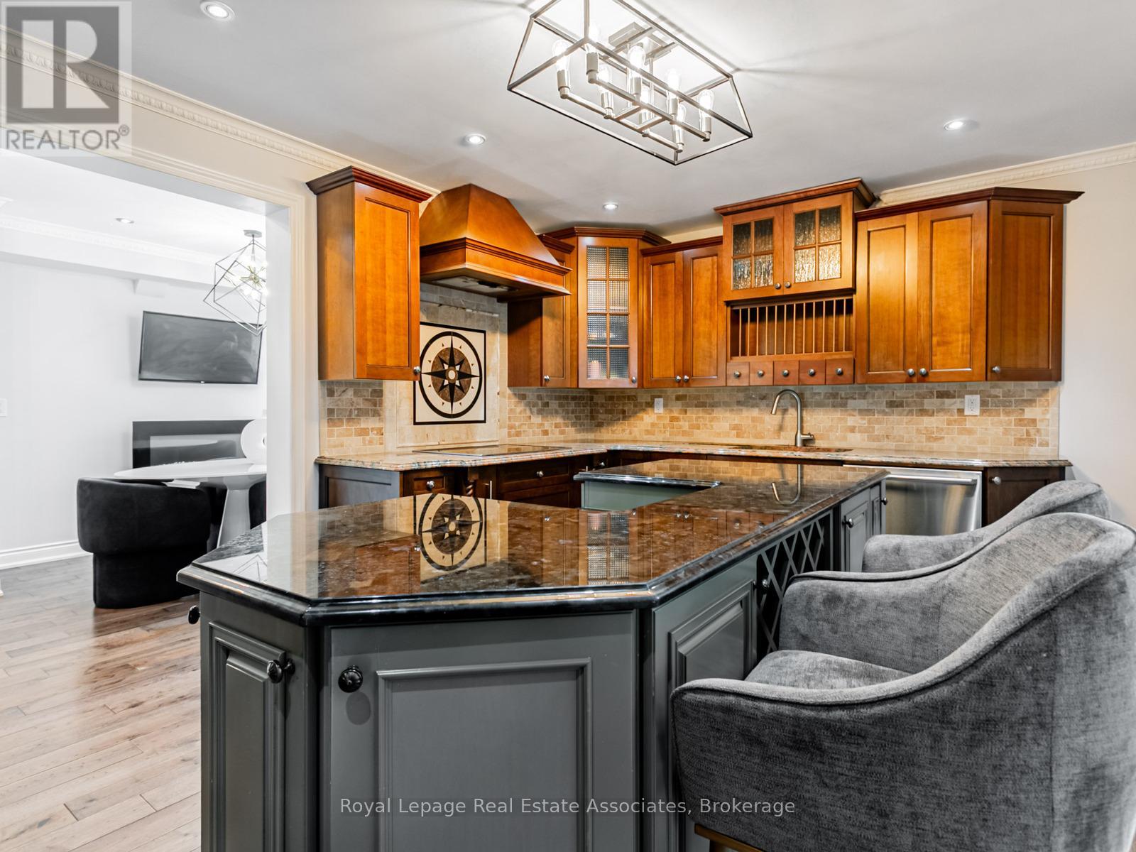 35 Glenmanor Drive, Brampton (Heart Lake West), Ontario  L6Z 3Z1 - Photo 9 - W12378052