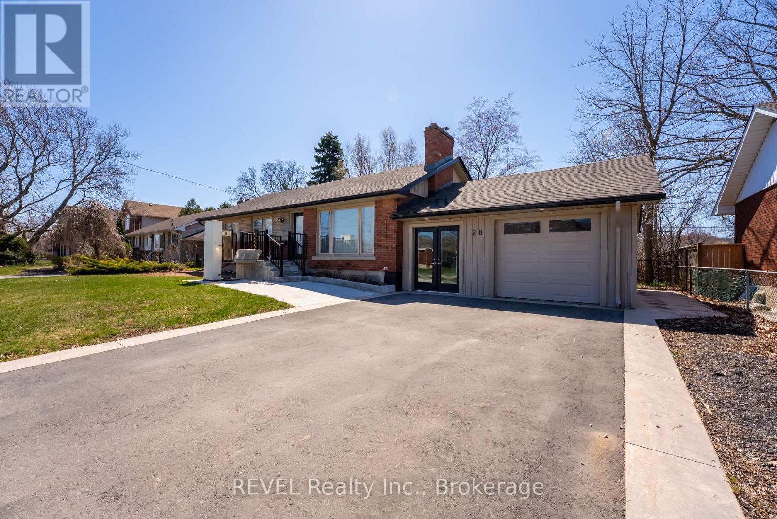2 - 28 Dale Avenue, Hamilton, Ontario  L8G 3L9 - Photo 4 - X12378281