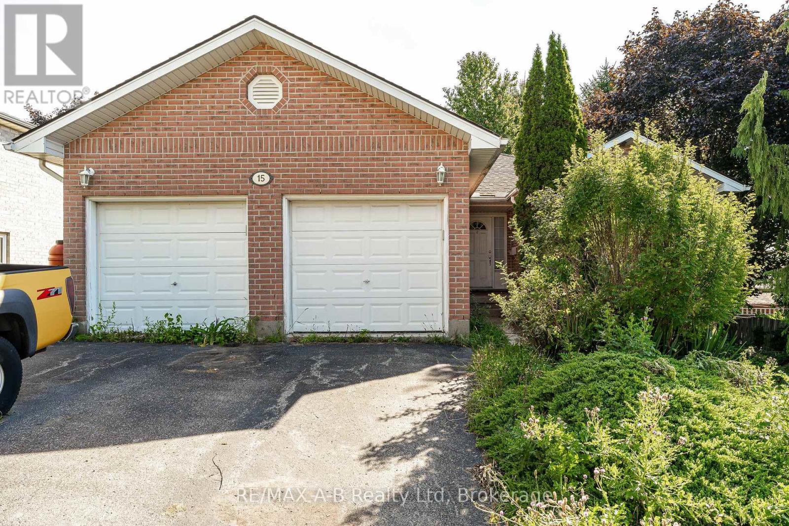 15 Valleyview Lane, St. Marys, Ontario N4X 1A7 - Photo 1 - X12378369