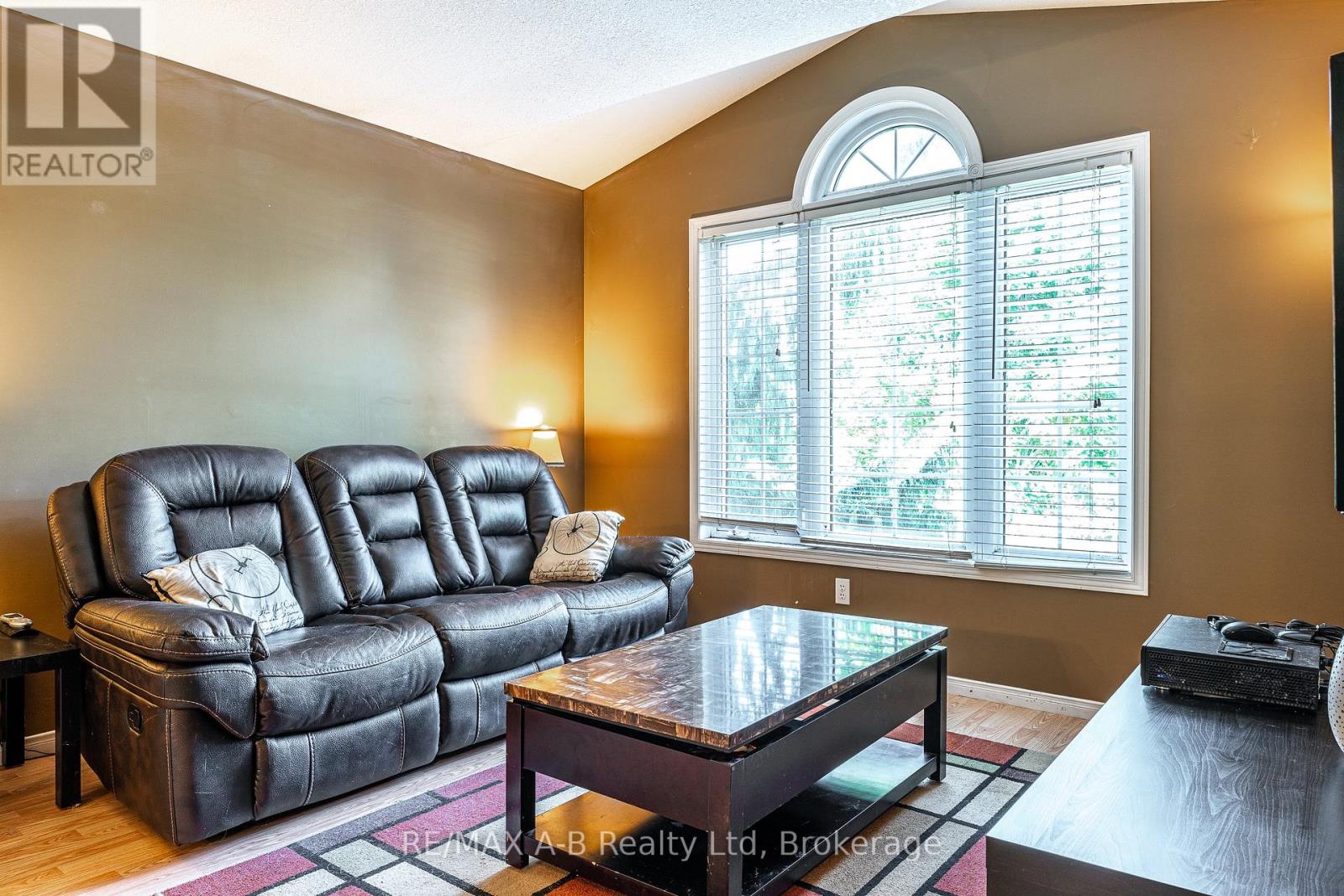 15 Valleyview Lane, St. Marys, Ontario N4X 1A7 - Photo 10 - X12378369