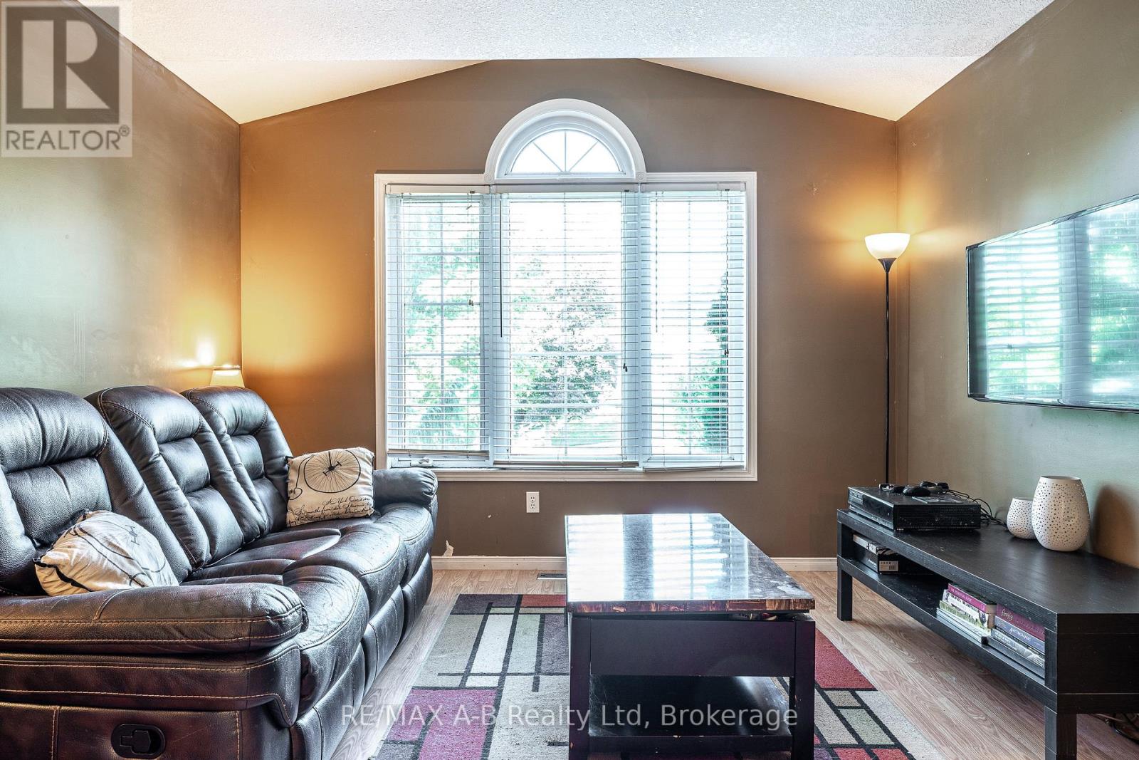 15 Valleyview Lane, St. Marys, Ontario N4X 1A7 - Photo 11 - X12378369