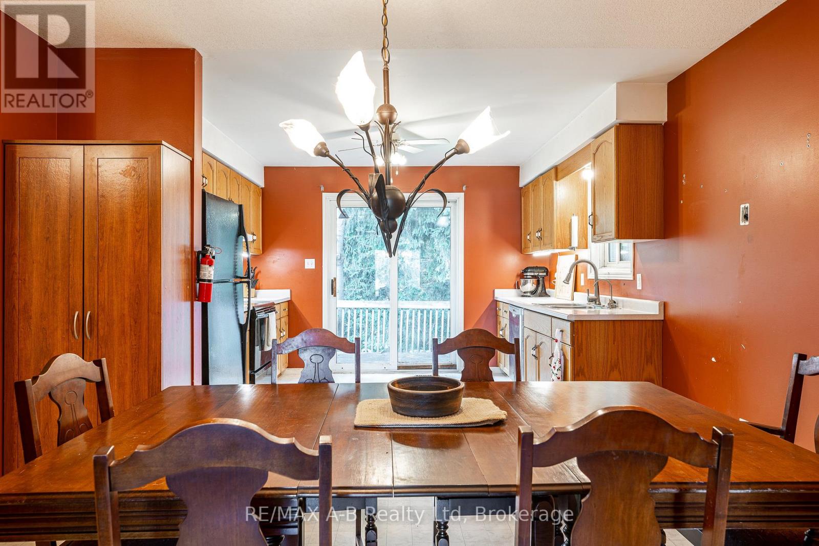 15 Valleyview Lane, St. Marys, Ontario N4X 1A7 - Photo 14 - X12378369