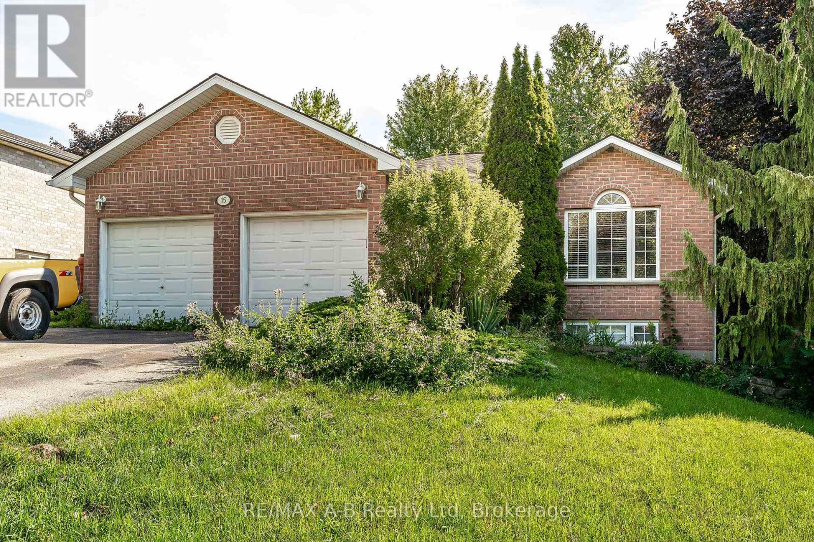 15 Valleyview Lane, St. Marys, Ontario N4X 1A7 - Photo 2 - X12378369