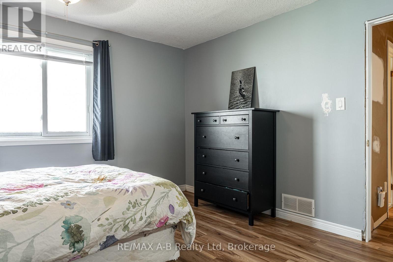 15 Valleyview Lane, St. Marys, Ontario N4X 1A7 - Photo 21 - X12378369