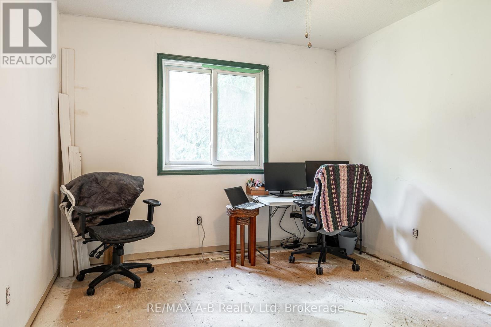 15 Valleyview Lane, St. Marys, Ontario N4X 1A7 - Photo 23 - X12378369