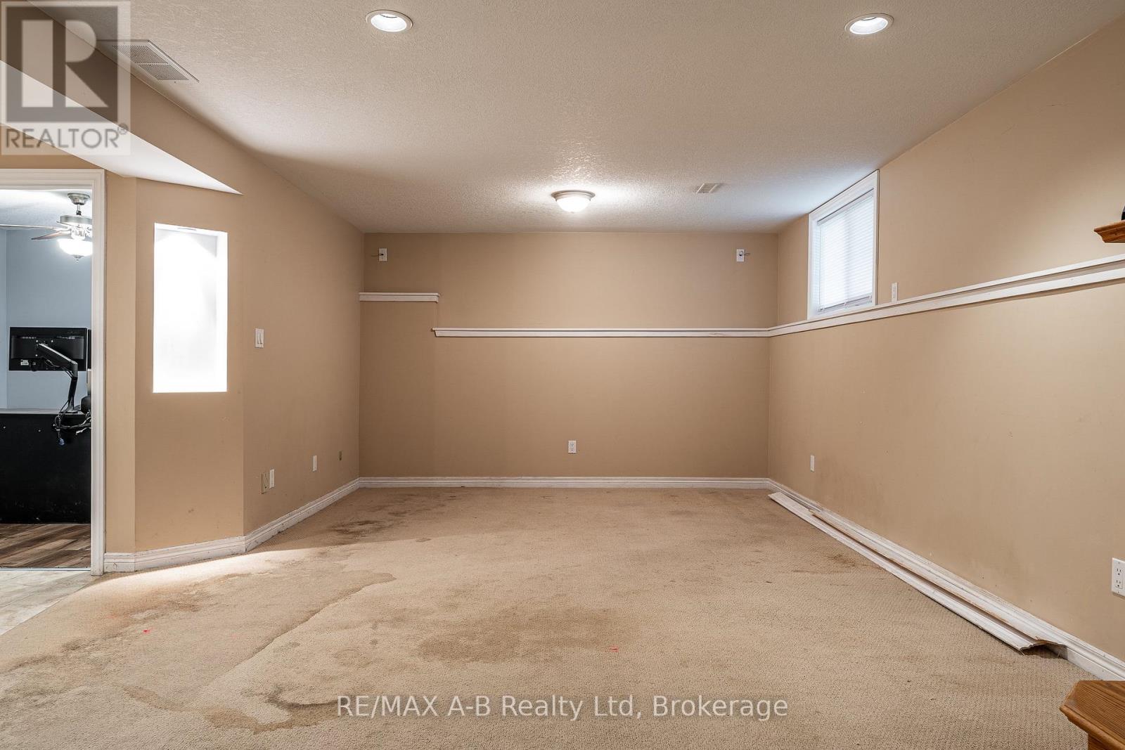 15 Valleyview Lane, St. Marys, Ontario N4X 1A7 - Photo 30 - X12378369