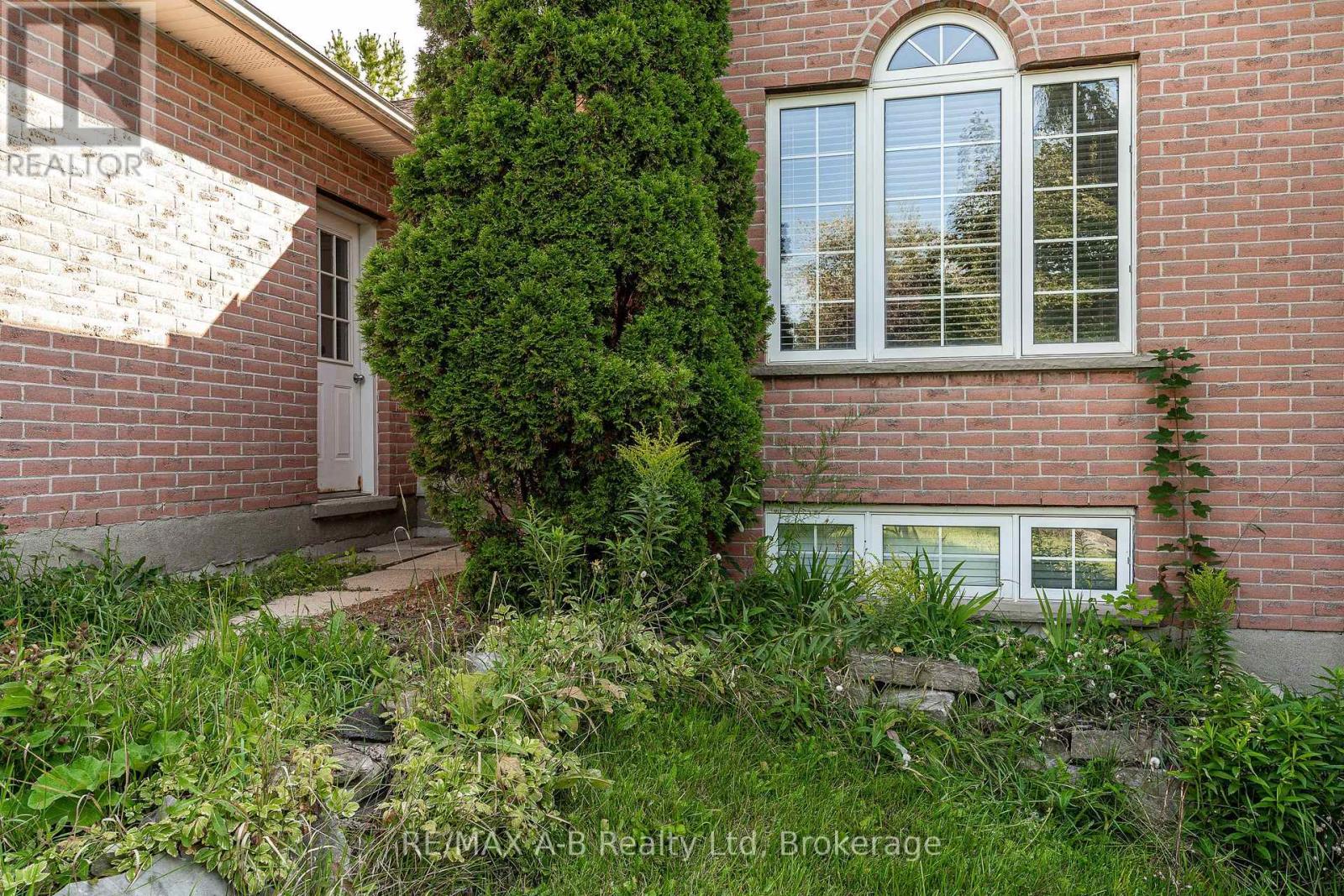 15 Valleyview Lane, St. Marys, Ontario N4X 1A7 - Photo 4 - X12378369