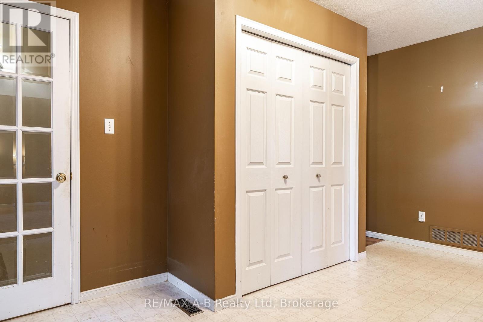 15 Valleyview Lane, St. Marys, Ontario N4X 1A7 - Photo 8 - X12378369