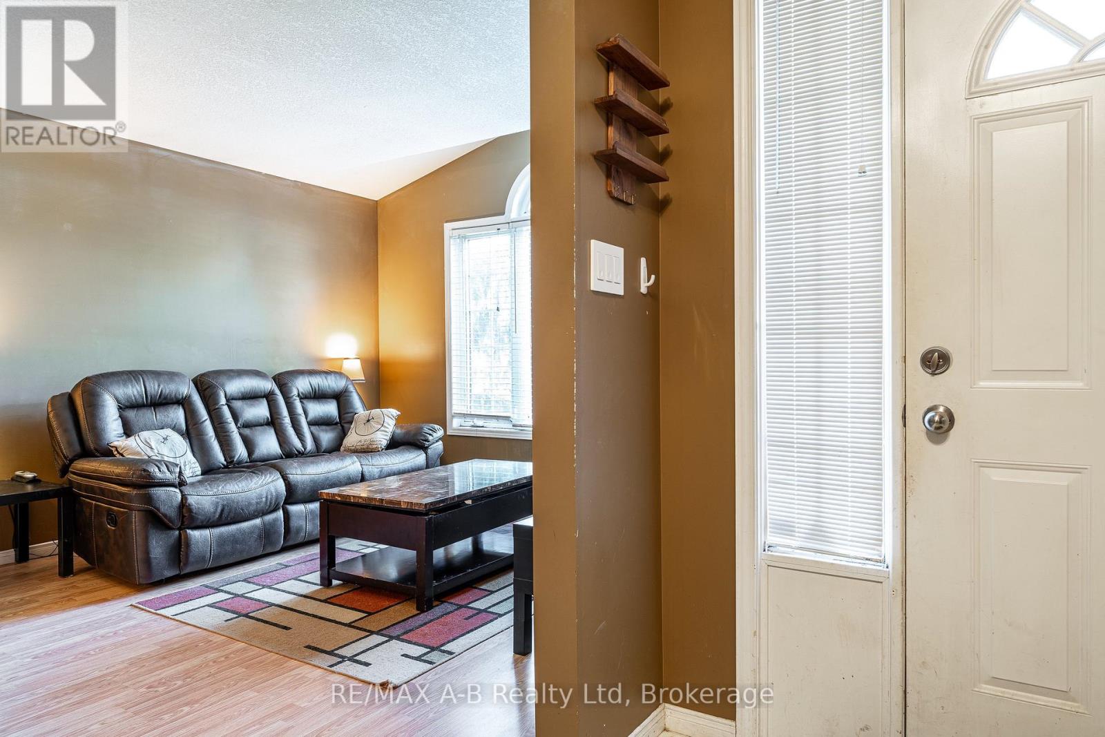 15 Valleyview Lane, St. Marys, Ontario N4X 1A7 - Photo 9 - X12378369